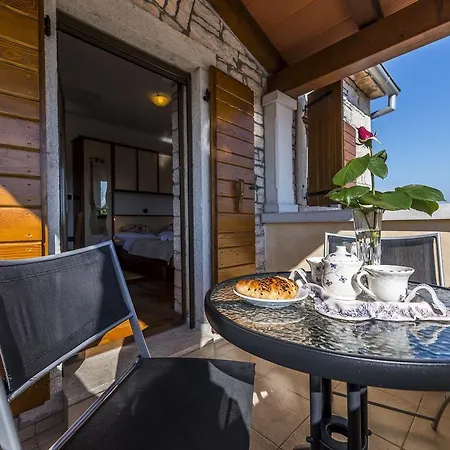 Villa Charming Stone House With Swimming Pool In Zgrabljici *
