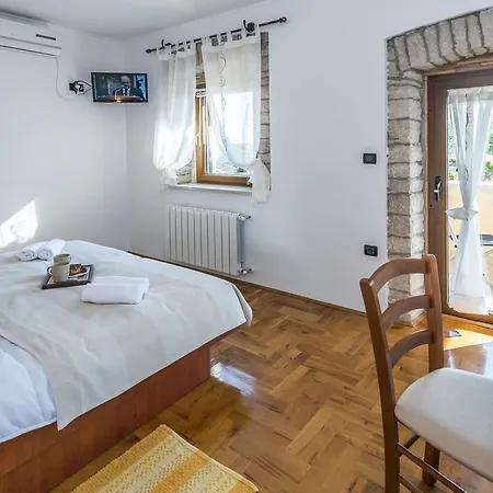 Villa Charming Stone House With Swimming Pool In Zgrabljici *