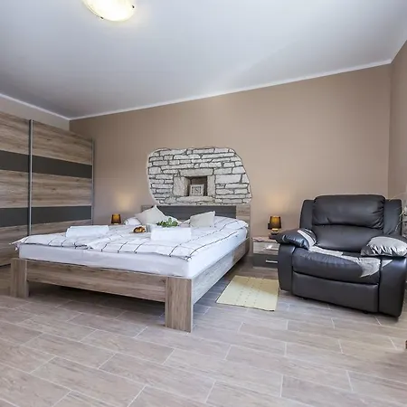 Charming Stone House With Swimming Pool In Zgrabljici