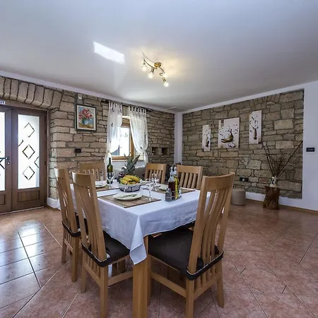 Villa Charming Stone House With Swimming Pool In Zgrabljici *