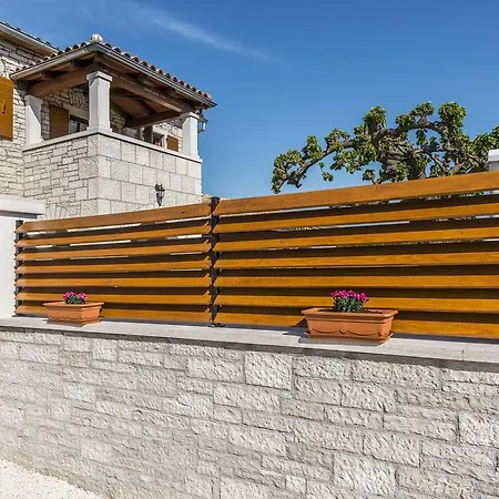 Villa Charming Stone House With Swimming Pool In Zgrabljici Vošteni