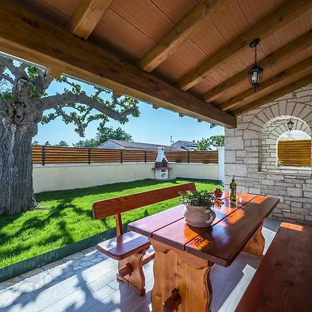 Villa Charming Stone House With Swimming Pool In Zgrabljici