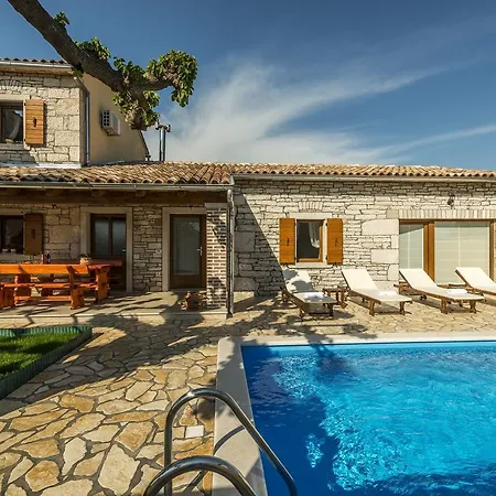 Charming Stone House With Swimming Pool In Zgrabljici Vosteni